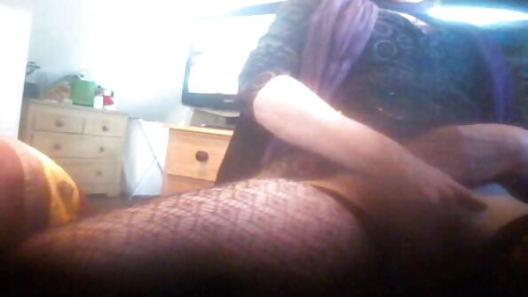 Una donna di colore è seduta su una dura erezione bianca video porno da scaricare
