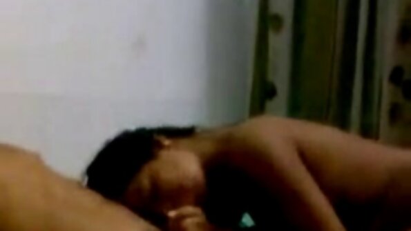 Una donna sexy fa un regalo videoporno da scaricare al fidanzato godendosi una gangbang interrazziale