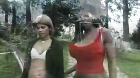 Un scaricare porno video gonzo mostra una bionda con un bel rack che si fa scopare