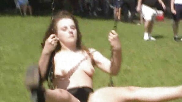 Una bruna culona viene penetrata analmente mentre porno gratis da scaricare si lecca il dito