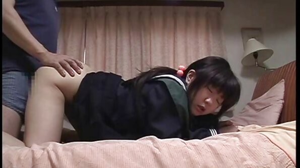Una ragazza sta impazzendo mentre fa sesso video hard da scaricare gratis alla pecorina sul letto