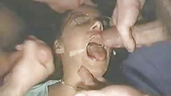 Una bionda con una figa sexy viene scopata duramente film porno da scaricare sul divano