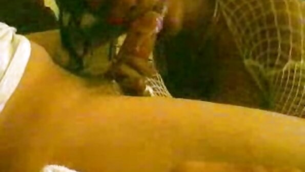 Una bionda sexy viene filmata mentre aiuta il suo uomo a infilarle video porno scaricabili il cazzo dentro